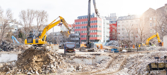 Demolition with excavator of buildings in the urban area.
Abriss mit Bagger von Gebäuden im Stadtgebiet. - obrazy, fototapety, plakaty