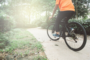 Naklejka premium man riding bicycle in a park. Concept of healthy lifestyle and leisure activity