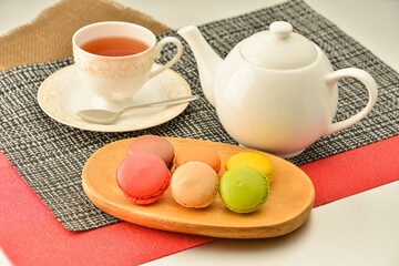 カラフルなマカロンでティータイム