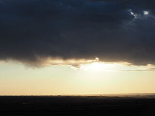 Fototapeta premium el cielo se tiñe de color después de una de tormenta con este bonito atardecer multicolor visto desde el mirador de miralcamp, lerida, españa, europa 