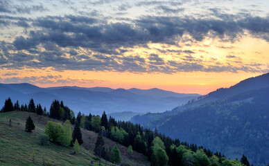 Fototapeta na wymiar Dramatic sunrise in the mountains