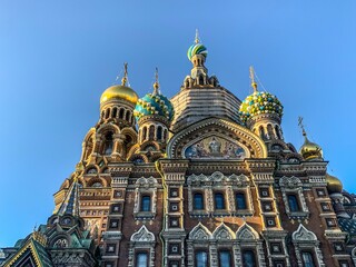 Fototapeta na wymiar Famous Russian orthodox church in the blue sky background