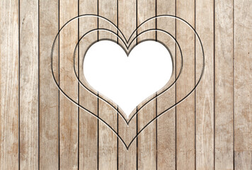 Ouverture forme cœur panneau bois