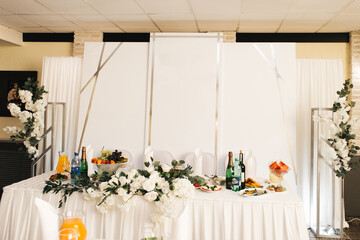 elegant wedding reception table arrangement, floral centerpiece