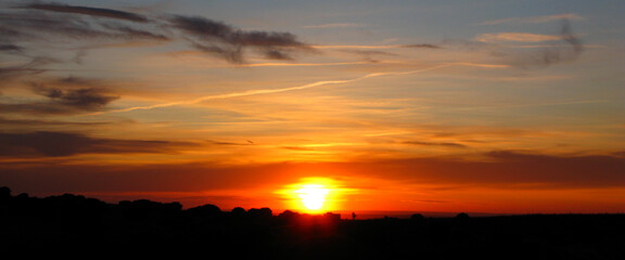 ATARDECER ROJO EN CASTILLO