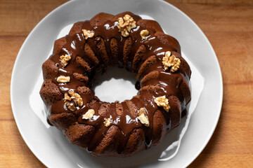 Pastel de chocolate con chocolate derretido y nueces, libre de azúcar, endulzado con dátiles, enfoque selectivo