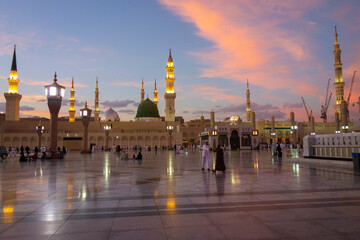Fototapeta na wymiar A evening shot of Green Dome Raula Masjid Al Nabawi Madeena,Saudi Arabia