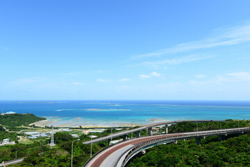 Obraz premium ニライカナイ橋と青空