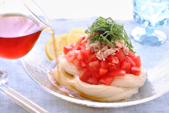 Somen noodles with tomato and canned tuna. Home made summer lunch bowl. ツナトマトそうめん　つなトマトそうめん