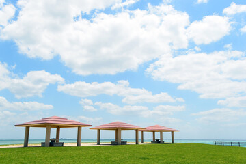 ビーチサイドのベンチと青空