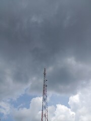 Obraz premium transmitter tower with a cloudy weather atmosphere.