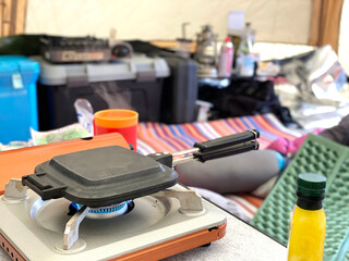 テント内でカセットコンロの上に乗せたホットサンドメーカー