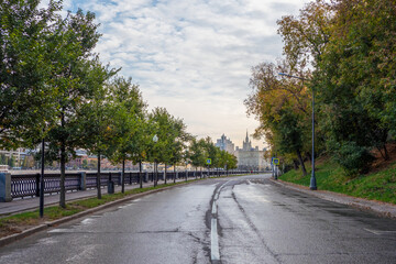Obraz premium Morning empty embankment in Moscow
