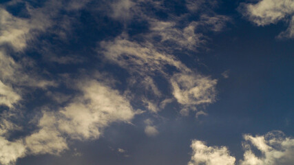 Teintes jaunâtres sous des cumulus, pendant le coucher du soleil