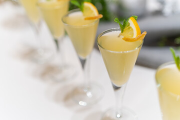 カクテルグラスに盛り付けられたレモンゼリー