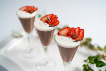 カクテルグラスに盛り付けたチョコレートムースの苺添え