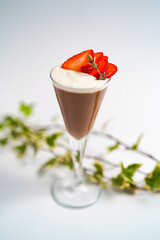 カクテルグラスに盛り付けたチョコレートムースの苺添え