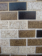 白と黒と茶色のタイル壁