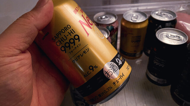 冷蔵庫からサッポロ チューハイ フォーナイン 99.99 クリアレモンを取り出す。缶チューハイで乾杯。ズーム飲み会/オンライン飲み会/withコロナで変わる人付き合いと日常。2021年4月撮影日本