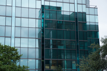 Reflet d'un immeuble dan une vitre