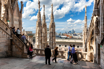 Milano. Itinerario di salita al tetto del Duomo con guglie e vista sulla città.