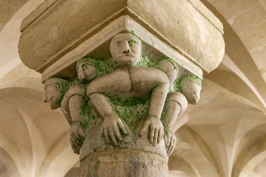 Otranto. Particolare figurato di abaco di colonna della cripta della Cattedrale di Santa Maria Annunziata.