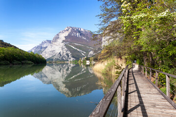 Mandruzzo, Trento.  Ponte a palafitta sul lago di Toblino versoil castello sul promontorio-penisola