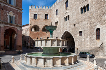 Fototapeta na wymiar Fabriano, Ancona. Piazza del comune. Fontana Sturinalto davanti al Palazzo del Podestà. 1285, Jacopo di Grondalo 