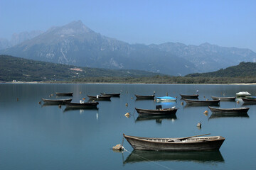 Fototapeta na wymiar Barche in legno di pescatori sul lago 