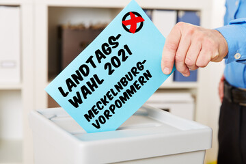 Hand beim Wählen für Landtagswahl 2021 in Mecklenburg-Vorpommern