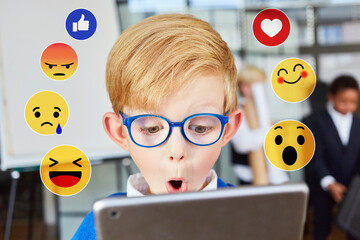 Kind  blickt mit Überraschung auf Social Media Reaktionen
