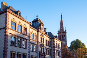 Fototapeta na wymiar Die Robert-Koch-Schule und die Evangelische Stadtkirche in Frankfurt-Höchst, Hessen