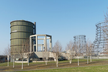 Gasometer mit Kühlturm-Silhouletten, Phoenix-West in Dortmund-Hörde, Nordrhein-Westfalen
