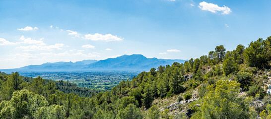 Obraz na płótnie Canvas paisaje con el Mont caro de fondo