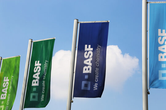 Flaggen der BASF beim Werksgel&auml;nde Ludwigshafen