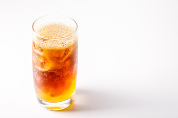 Colamix im Glas mit Eiswürfeln