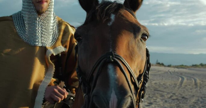 Normanno vichingo a cavallo con vestito medievale vicino al mare