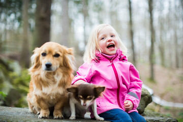 mit Hunden im Wald