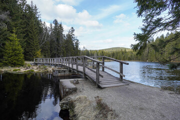 Ein See mitten im Wald der Fichtelsee im Fichtelgbirge