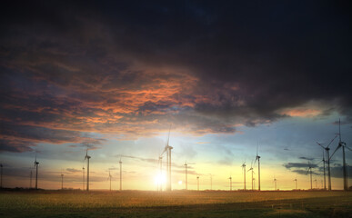 Fototapeta na wymiar Eine Windkraftanlage mit dramatischen Himmel