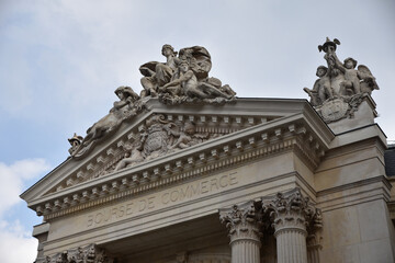 Fototapeta na wymiar Statues de la Bourse du commerce à Paris, France