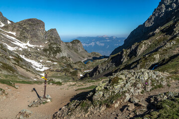 Lac du Crozet , paysage de la Chaîne de Belledonne au printemps , Isère , Alpes , France