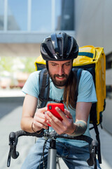 Naklejka premium Portrait of food delivery man with mobile phone
