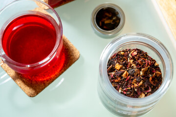 ハーブティーと茶葉　ローズヒップ　ハイビスカス