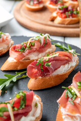 Crostini con prosciutto crudo e formaggio, antipasti italiani 