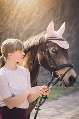 Junges Mädchen mit ihrem Reitpony