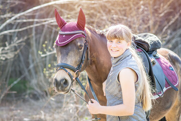 Obraz premium Junges Mädchen mit deutschem Reitpony