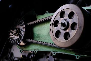 Obraz premium Mechanic to repair or check the motorcycle belt system, the engine belt system of the engine