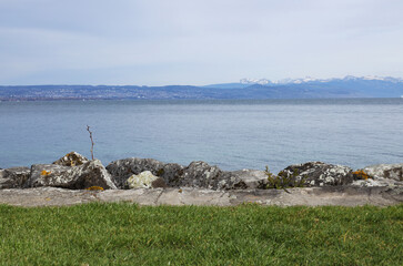 Bord du lac avec pierres et gazon