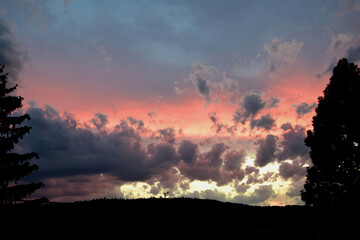 Fototapeta Zachód słońca w górach i dynamiczne chmury obraz